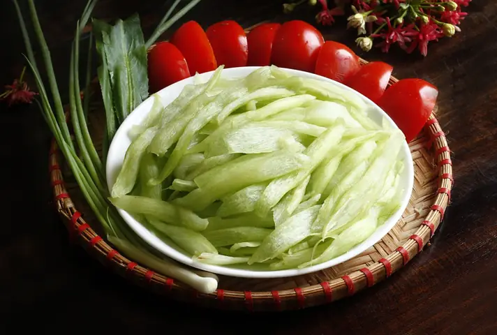 Bóp dọc mùng với muối thật kỹ