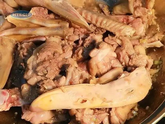 4.2. Xào săn thịt vịt trên lửa lớn 4.2. Xào săn thịt vịt trên lửa lớn