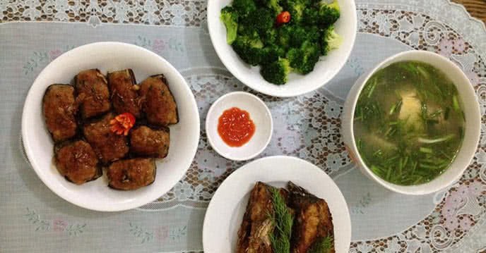 Cách nấu ăn hàng ngày với cá chim chiên, cà tím nhồi thịt nướng