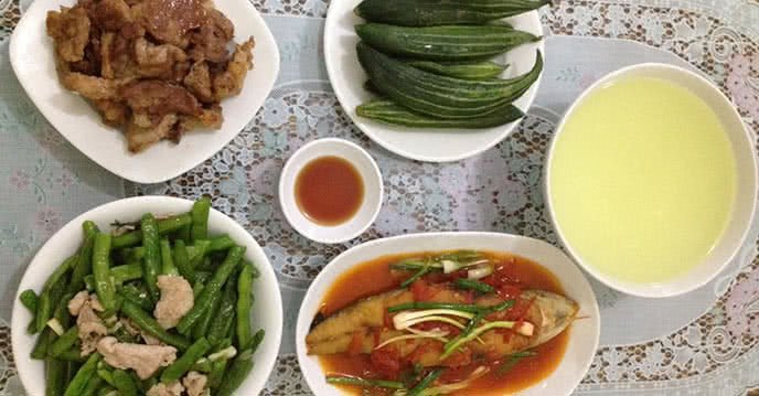 Cách nấu ăn hàng ngày với cá thu sốt cà chua, thịt nướng, lặc lè luộc