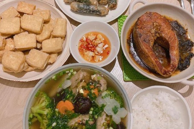 Cách nấu ăn hàng ngày với nem tôm rán, cá trắm kho riềng