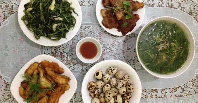 Cách nấu ăn hàng ngày với thịt nướng BBQ, rau muống xào tỏi