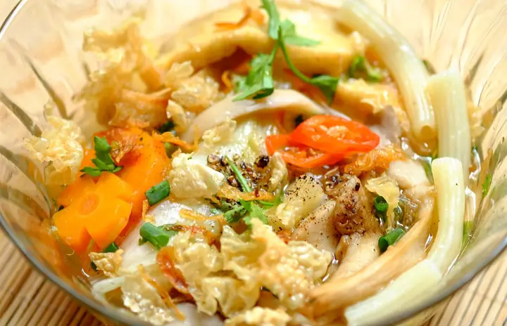 Nấu nước dùng bánh canh