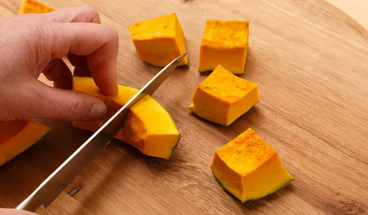 Bước 1: Sơ chế bí đỏ