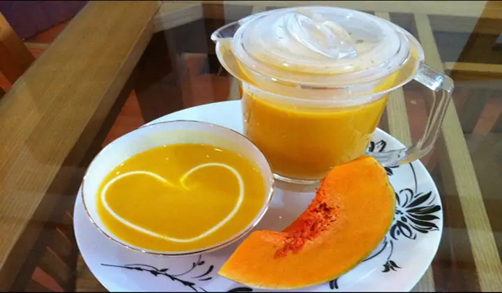 Bước 3: Dùng máy xay sinh tố xay nhuyễn bí đỏ