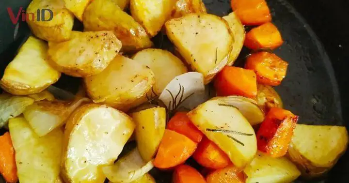 Bước 2: Chiên cà rốt, khoai lang Bước 2: Chiên cà rốt, khoai lang