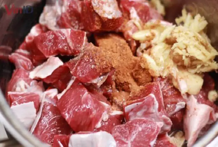 Bước 1: Sơ chế nguyên liệu và ướp thịt bò Bước 1: Sơ chế nguyên liệu và ướp thịt bò