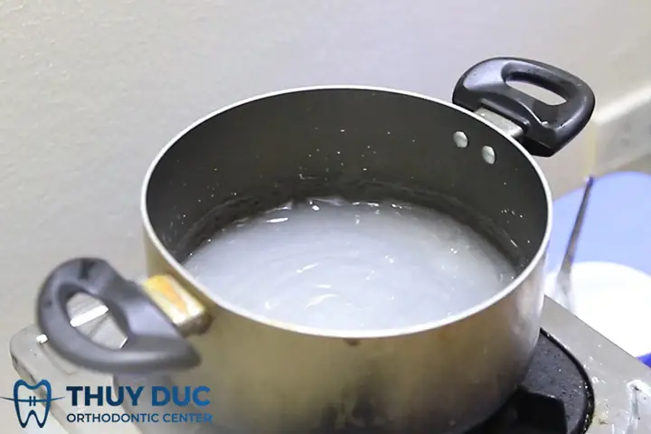 Hướng dẫn chi tiết cách nấu bột sắn dây trị nhiệt miệng