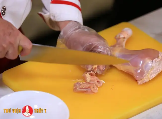 Cách nấu bún bò Huế chuẩn vị Feedy tại nhà không khó