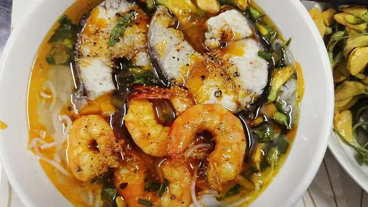 Bước 6: Trình bày và thưởng thức bún cá lóc