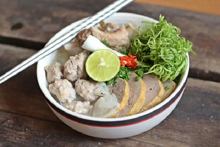 Công Thức Chi Tiết Cách Nấu Bún Mọc Giò Heo Chuẩn Vị