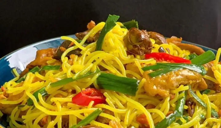 Cách Nấu Bún Nghệ Xào Lòng Chuẩn Vị Miền Trung Tại Nhà