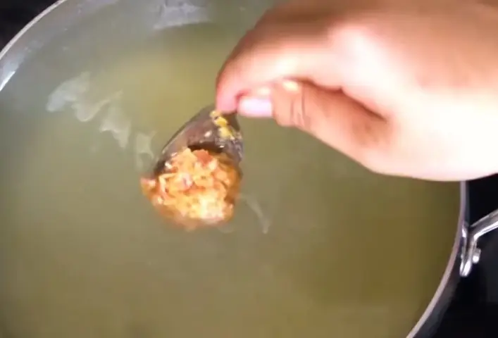 Bước 5: Viên chả cho món bún riêu tôm khô Bước 5: Viên chả cho món bún riêu tôm khô