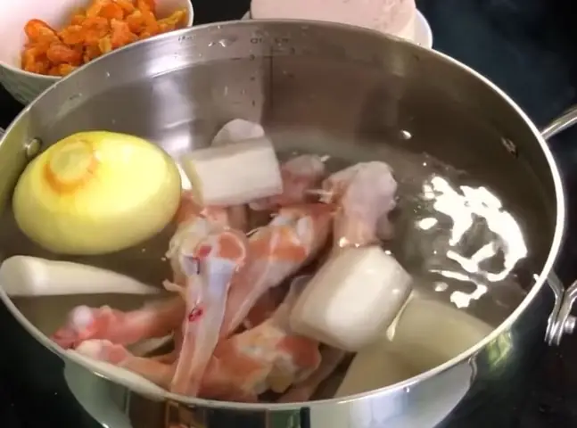 Bước 3: Tiến hành nấu nước dùng bún riêu tôm khô Bước 3: Tiến hành nấu nước dùng bún riêu tôm khô