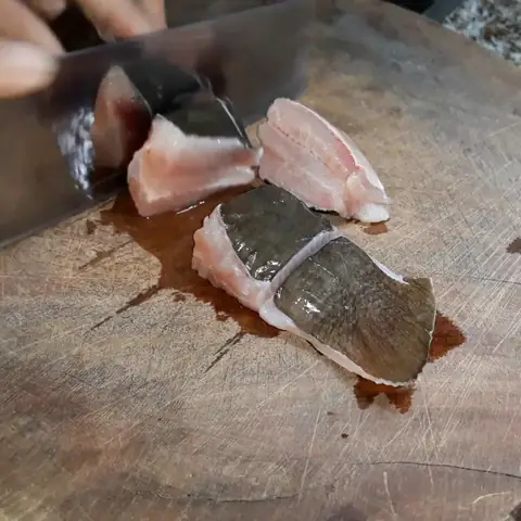 cách nấu cá đuối om chuối