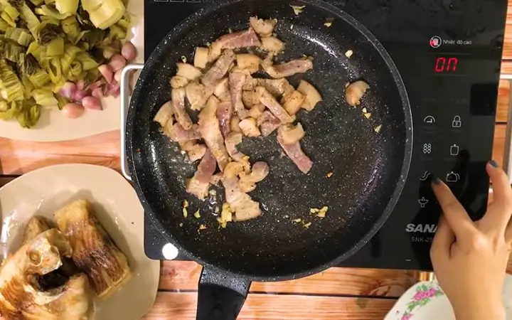 Bước 4Xào thịt