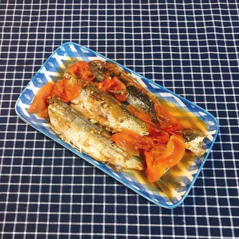 Món cá hộp sốt cà chua vừa dai, vừa cay tưởng khó làm hóa ra lại cực dễ chỉ nhờ đúng bước này.