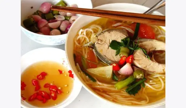 Bước 2: Chế biến món bún cá ngừ thơm ngọt