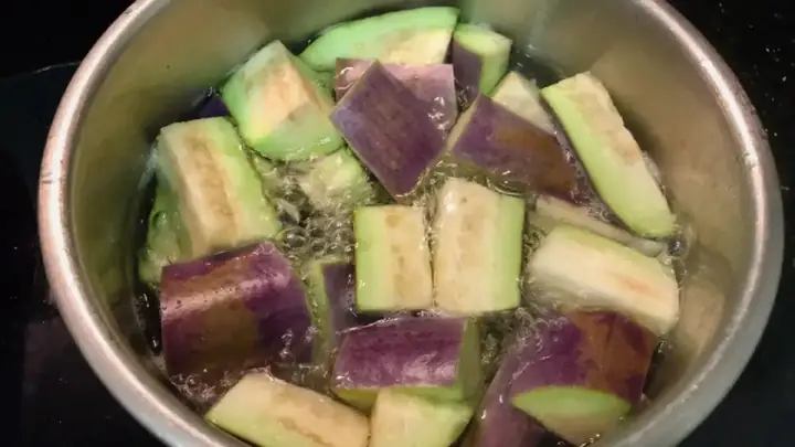 Hướng Dẫn Nấu Cà Tím Om Đậu Thịt Tại Nhà Chuẩn Vị Hướng Dẫn Nấu Cà Tím Om Đậu Thịt Tại Nhà Chuẩn Vị