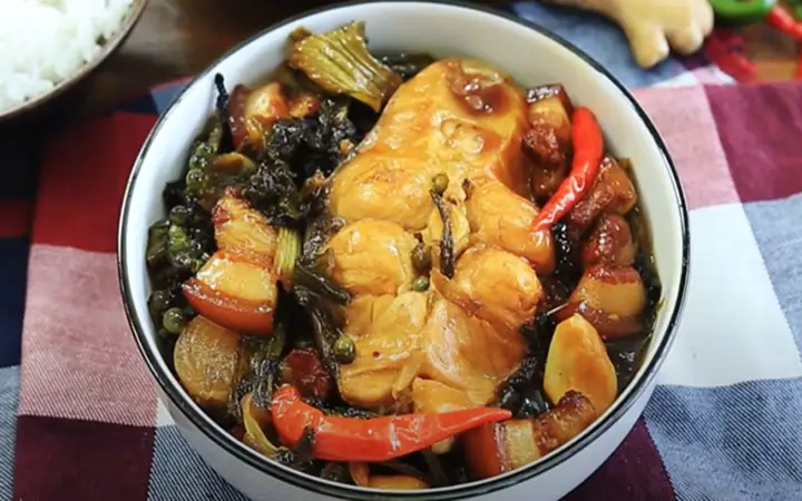 Hướng dẫn chi tiết cách nấu cá trắm kho dưa đậm đà chuẩn vị