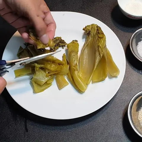 Cách Nấu Cá Trắm Om Dưa Chua Thơm Ngon Đậm Đà Không Tanh