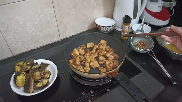 cách nấu cá trê om chuối đậu