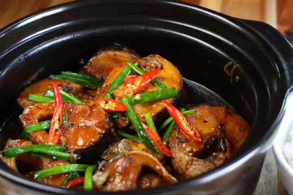 Cách Nấu Cá Trê Om Mẻ Thơm Ngon Chuẩn Vị Gia Đình