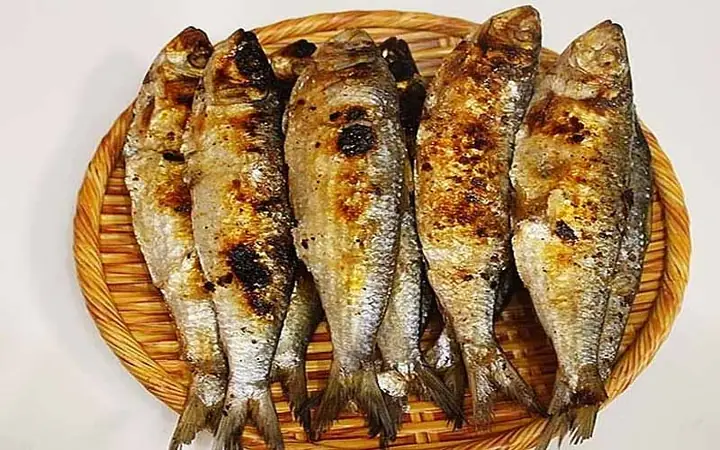 Hướng dẫn làm cá trích nướng tại nhà đơn giản Hướng dẫn làm cá trích nướng tại nhà đơn giản
