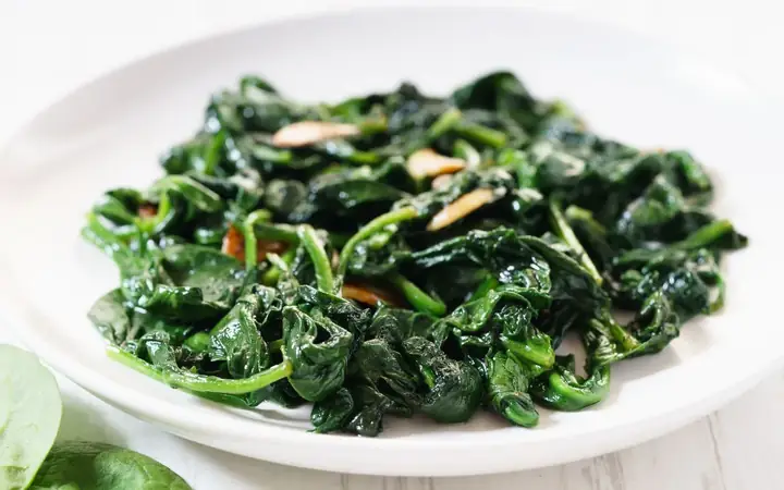 Cải bó xôi xào tỏi – món ăn chay nhẹ nhàng Cải bó xôi xào tỏi – món ăn chay nhẹ nhàng