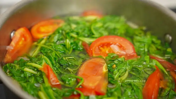 Cách Nấu Canh Cải Cúc Cà Chua Thơm Ngon, Thanh Mát Chuẩn Vị