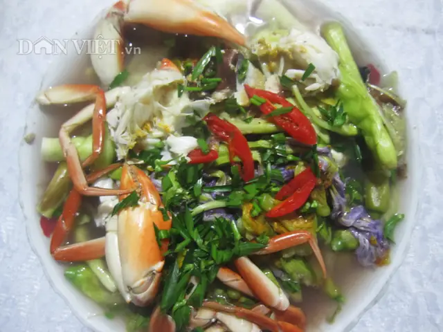 Me chua hoặc bần chín lược bỏ xác, hột rồi cho vào nồi nước luộc cua. Trước khi nhắc xuống nêm đường, bột ngọt, muối hột cho vừa nồi canh, múc ra tô ăn nóng...