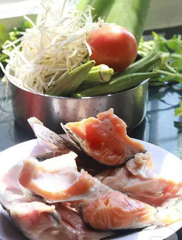 2. CÁCH NẤU CANH CHUA CÁ HỒI