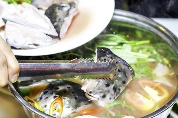 2. CÁCH NẤU CANH CHUA CÁ HỒI