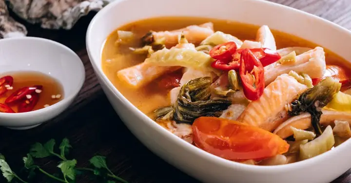 Công thức nấu canh chua lườn cá hồi đơn giản đậm đà