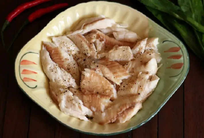 Bước 2: Tẩm ướp cá Bước 2: Tẩm ướp cá