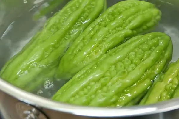 Cách nấu canh khổ qua nhồi thịt giữ được màu xanh, không đắng