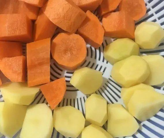 Bước 2: Sơ chế rau củ và nguyên liệu khác