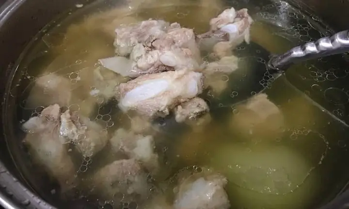 Bước 3: Nấu canh xương khoai tây