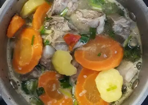 Nấu canh sườn khoai tây cà chua :
