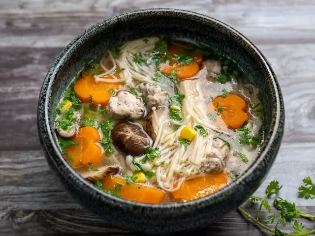 Cách Nấu Canh Kim Chi Nấm Kim Châm Thơm Ngon Chuẩn Vị Hàn Tại Nhà