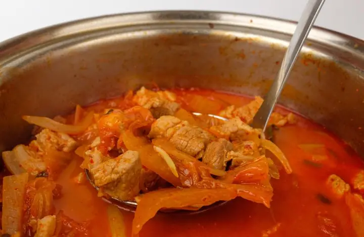 Cách Nấu Canh Kim Chi Xúc Xích Chuẩn Vị Hàn Quốc Tại Nhà