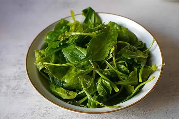 Cách Nấu Canh Rau Chân Vịt: Công Thức Chuẩn Vị, Giàu Dinh Dưỡng Cách Nấu Canh Rau Chân Vịt: Công Thức Chuẩn Vị, Giàu Dinh Dưỡng