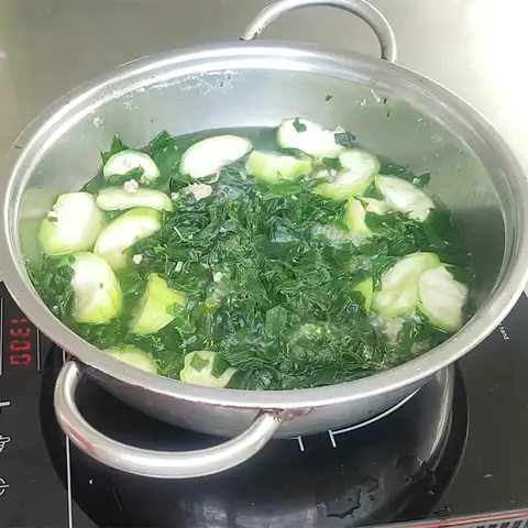 Cách nấu canh rau ngót với mướp thanh mát, bổ dưỡng cho gia đình