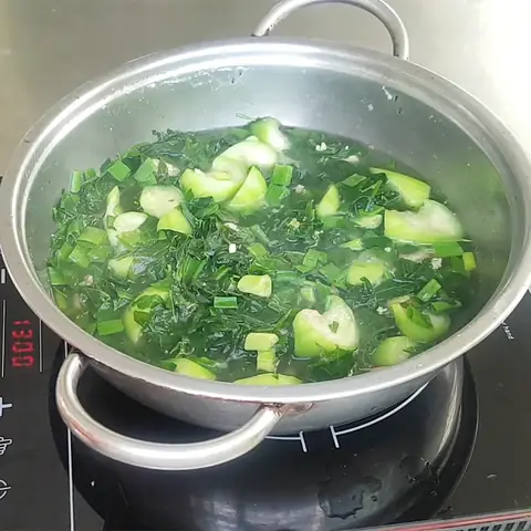 Cách nấu canh rau ngót với mướp thanh mát, bổ dưỡng cho gia đình