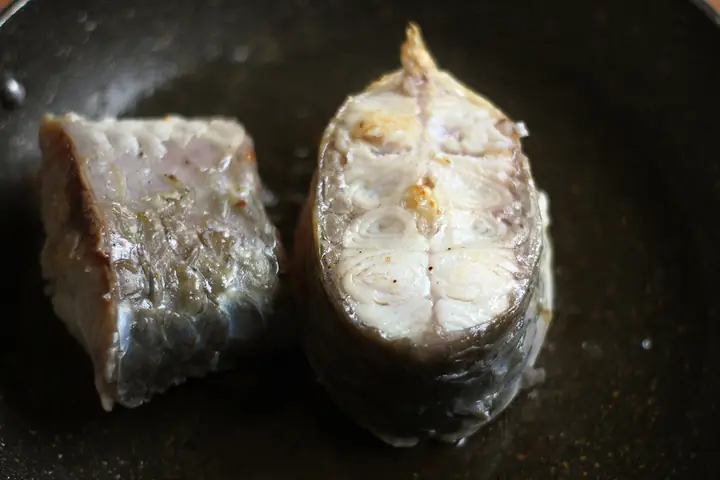 Bước 3. Rán sơ cá