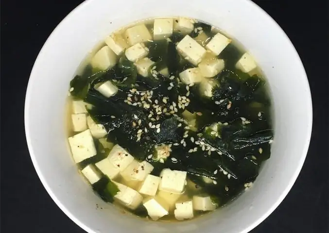 Làm Thế Nào Để Nấu Canh Rong Biển Đậu Hũ Chay Ngon Chuẩn Vị?