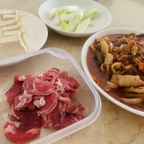 Cách Nấu Canh Rong Biển Kim Chi Thịt Bò Chuẩn Vị Hàn