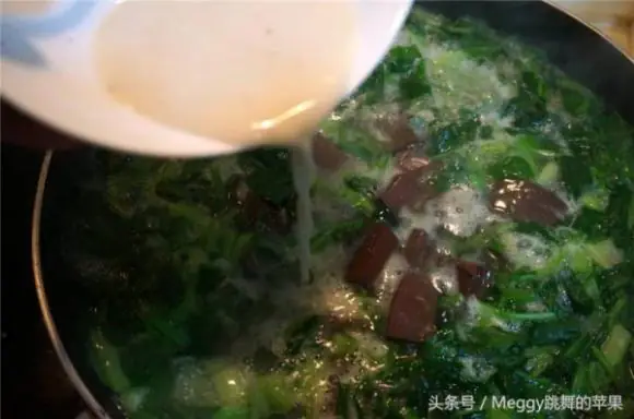 Canh tiết lợn là món ăn ngon, bổ dưỡng mà không phải ai cũng biết làm. Món nàycó thể ăn với cơm hay dùng chan bún rất hấp dẫn. Đầu tiên, rau chân vịt được luộcvừa chín tới, sau đó ngâm vào nước đá để giữ được màu sắc.