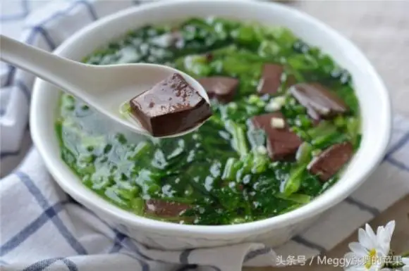 Canh tiết lợn là món ăn ngon, bổ dưỡng mà không phải ai cũng biết làm. Món nàycó thể ăn với cơm hay dùng chan bún rất hấp dẫn. Đầu tiên, rau chân vịt được luộcvừa chín tới, sau đó ngâm vào nước đá để giữ được màu sắc.