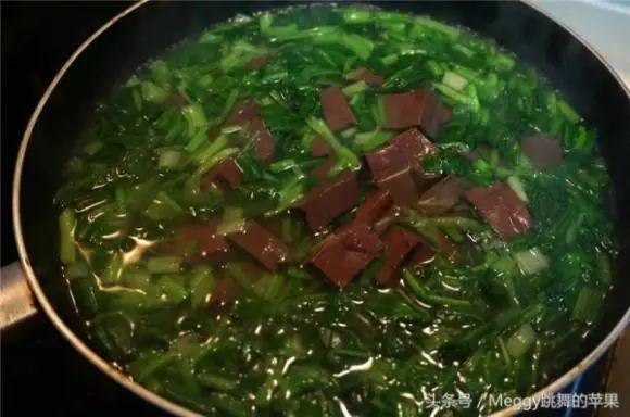 Canh tiết lợn là món ăn ngon, bổ dưỡng mà không phải ai cũng biết làm. Món nàycó thể ăn với cơm hay dùng chan bún rất hấp dẫn. Đầu tiên, rau chân vịt được luộcvừa chín tới, sau đó ngâm vào nước đá để giữ được màu sắc.